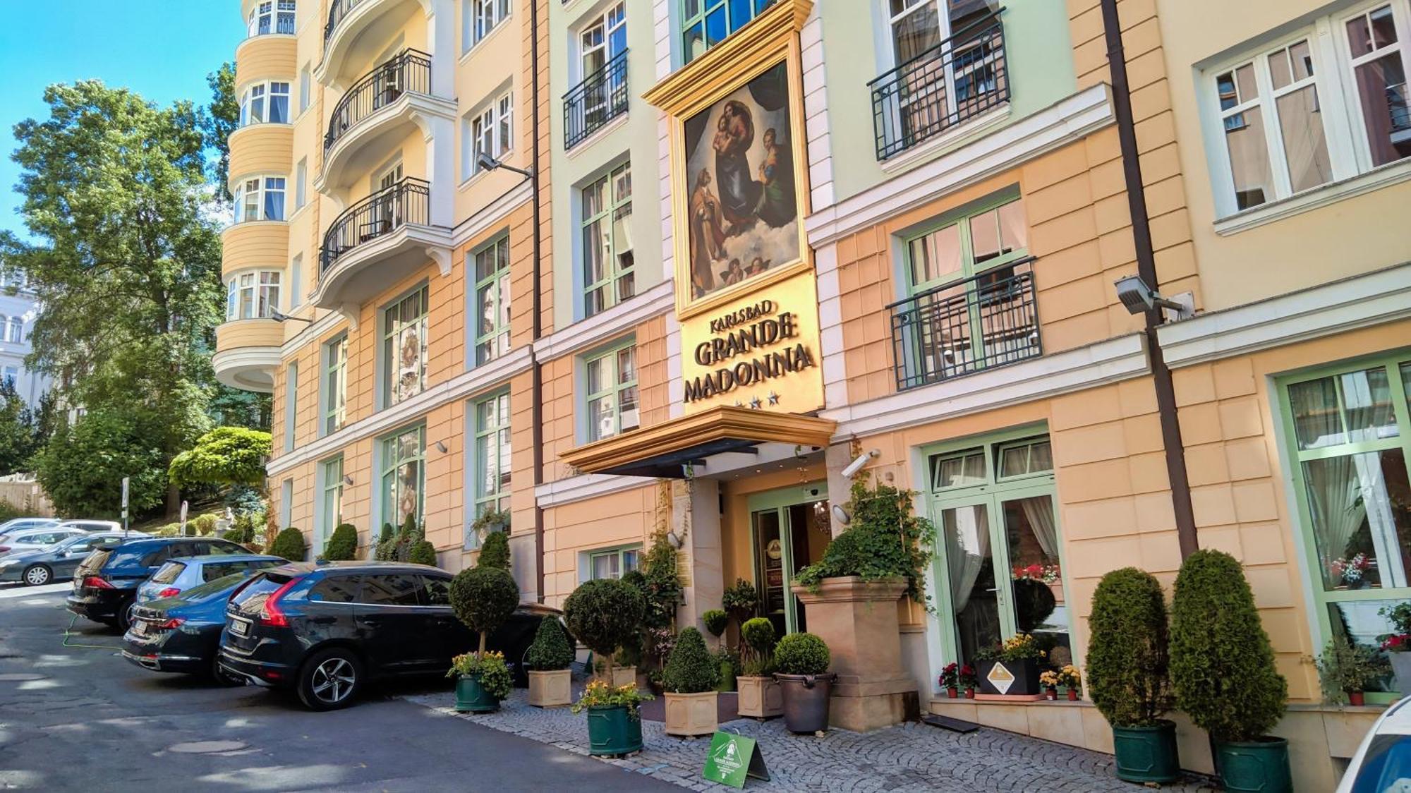 Готель Karlsbad Grande Madonna Екстер'єр фото